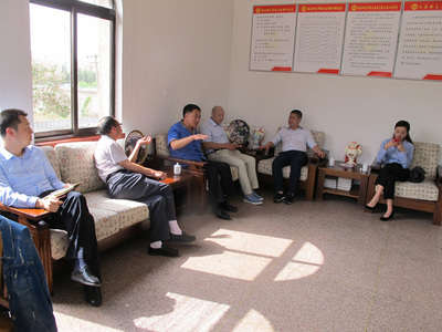 貴州省關嶺自治縣商貿考察組赴城陽批發市場考察洽談，共謀合作發展新篇章